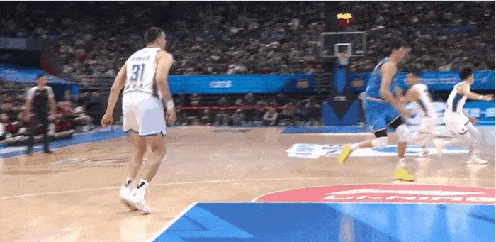 周琦制霸禁区张开长臂,上演单臂暴扣势大力沉