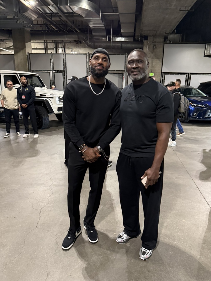 Kaiyun-让詹姆斯看起来很小只🤣阿杜·蒂耶罗父亲晒照：我和GOAT🐐